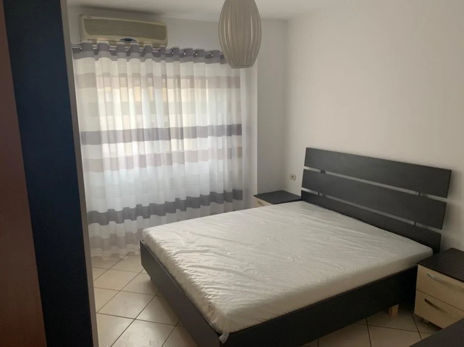 Tirane, jepet me qera apartament 2+1+Ballkon Kati 3, 100 m² 600 € (Komuna e Parisit pranë Kika 1)