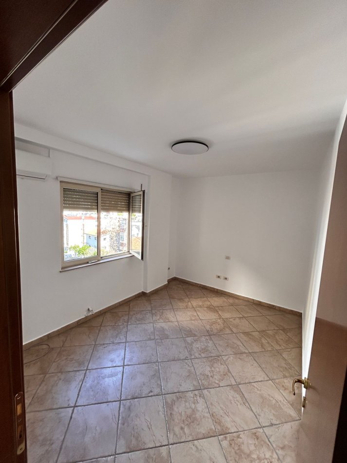 Tirane, jepet me qera 2+1+Ballkon Kati 6, 110 m² 600 € (Fortuzi)