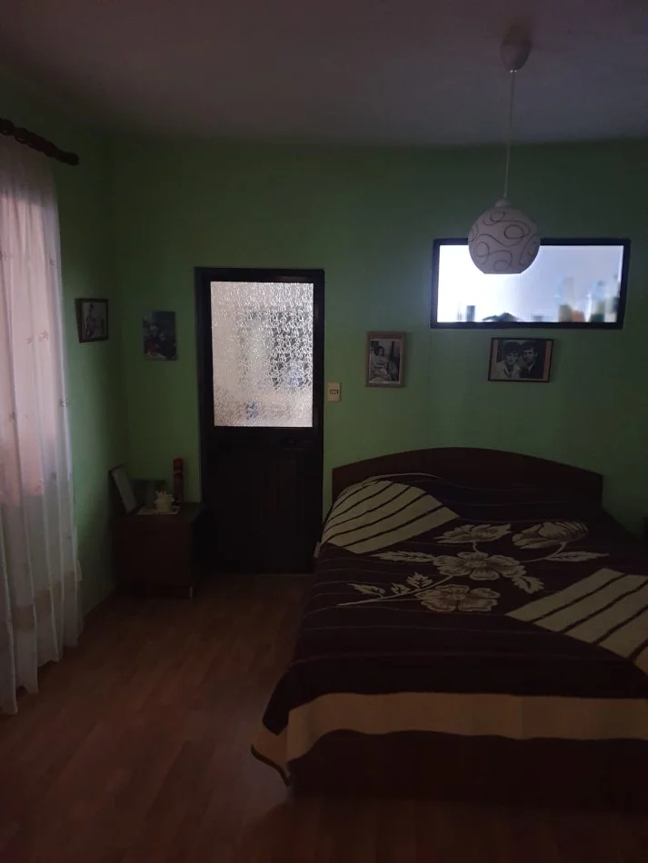 Tirane, jepet me qera apartament 3+1 Kati 1, 120 m² 650 € (rruga reshit petrela)