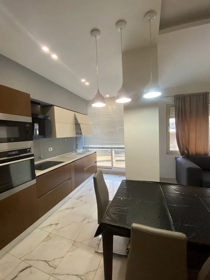 Tirane, jepet me qera apartament 2+1 Kati 2, 104 m² 750 € (Liqeni i Thate)
