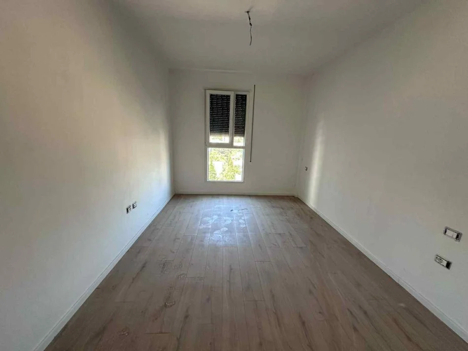 Tirane, jepet me qera apartament 2+1+Ballkon Kati 4, 100 m² 400 € (RRUGA DON BOSKO TRIO TOWER)