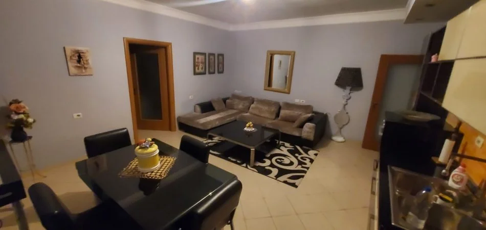 Tirane, jepet me qera apartament 2+1+Ballkon Kati 4, 600 € (sami Frasheri)