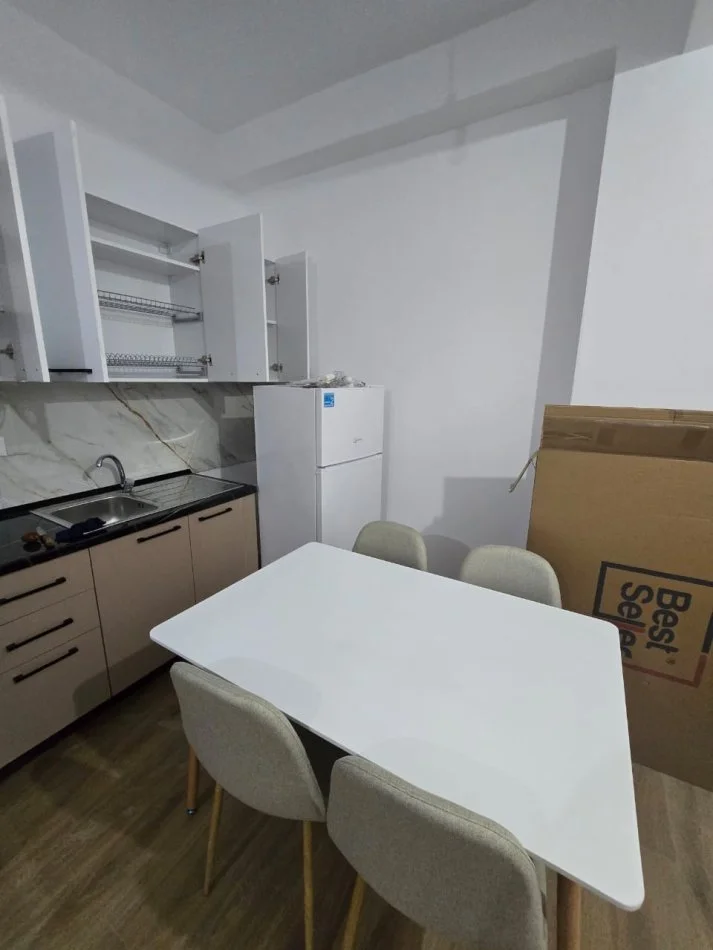Tirane, jepet me qera apartament 1+1+Ballkon Kati 5, 60 m² 400 € (rruga Mihal Grameno)