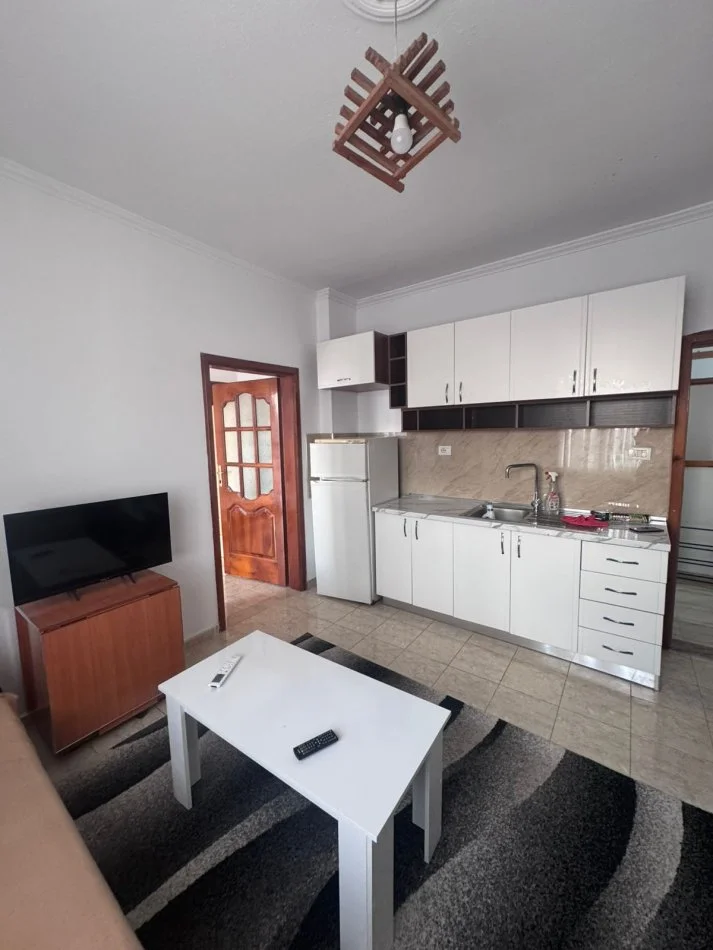 Tirane, jepet me qera apartament 1+1+Ballkon Kati 4, 65 m² 350 € (rruga 5 Maj)