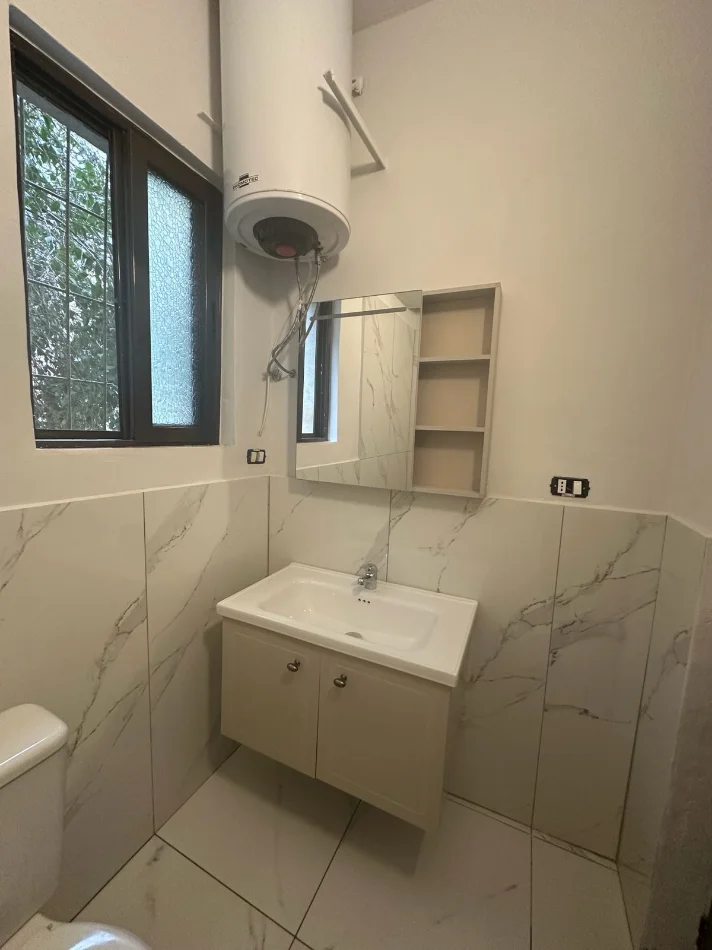 Tirane, jepet me qera apartament 1+1 Kati 1, 43m² 350 € (Kinostudio)
