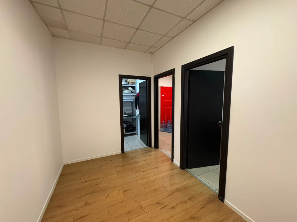 Tirane, jepet me qera dyqan Kati 1, 550 m² 7.000 € (stadiumi dinamo , sheshi willson)
