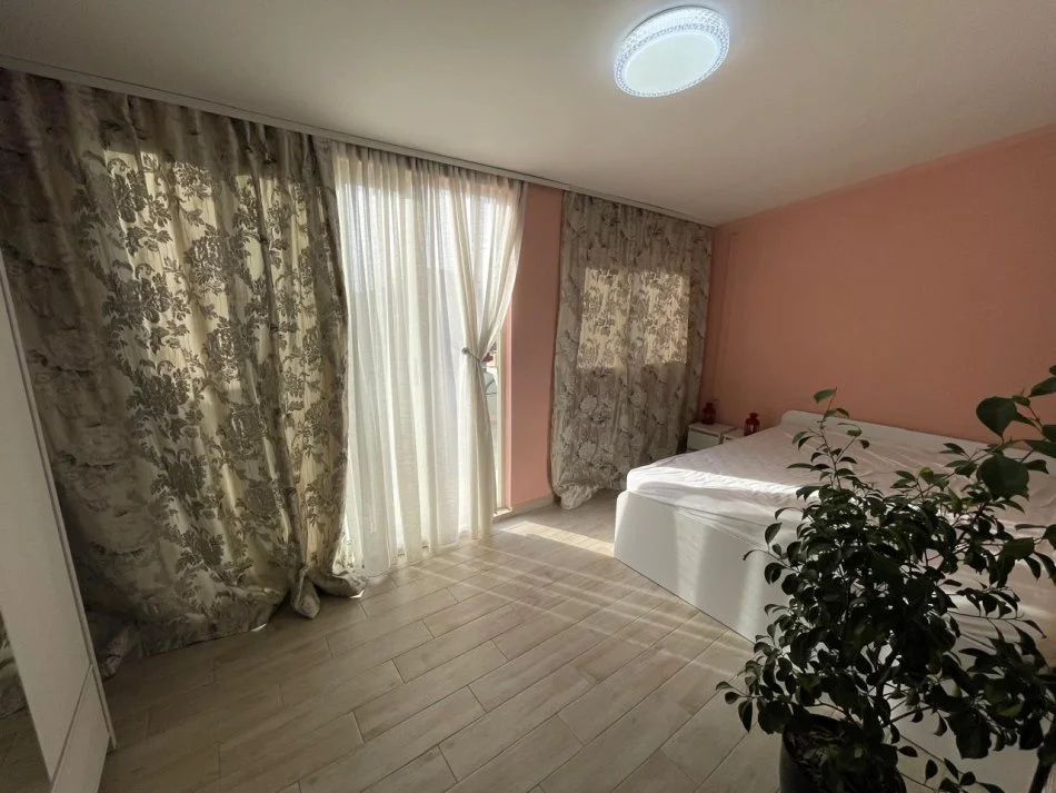 komuna  e parisit ndarje qeraje 300eur perosni jepet me qera Kati 2, siper qendres kristal