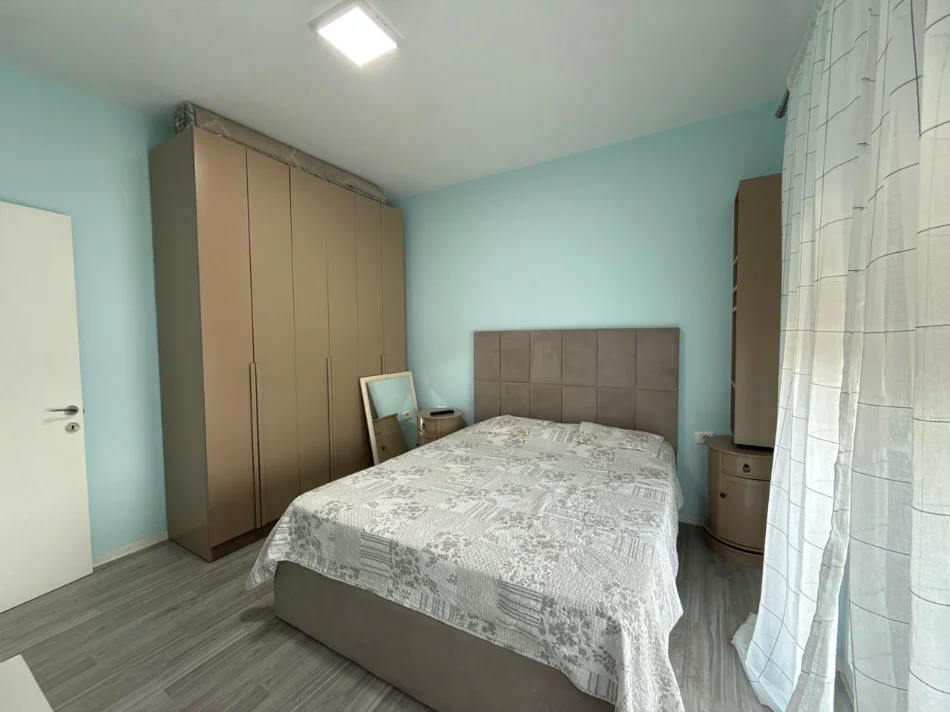 Tirane, jepet me qera apartament 2+1+Ballkon Kati 8, 110 m² 700 € (Rruga e Dibres)