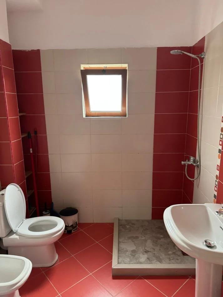 Tirane, jepet me qera apartament 2+1+Aneks+Ballkon Kati 5, 100 m² 100 € (rruga 5 Maj)