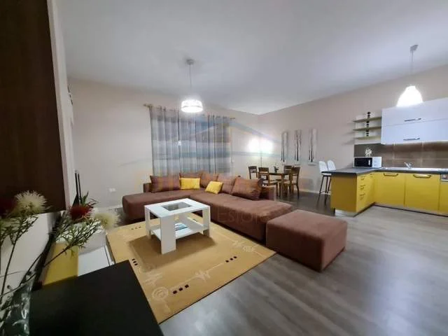 Tirane, jap me qera apartament Kati 8, 118 m² 800 Euro (Rruga e Kavajes)