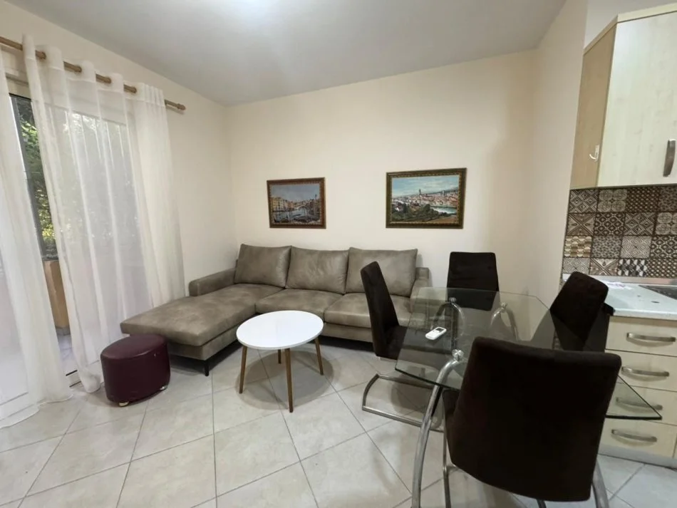Tirane, jepet me qera apartament 2+1+Ballkon Kati 3, 80 m² 55 000 Leke (Kodra e Diellit)
