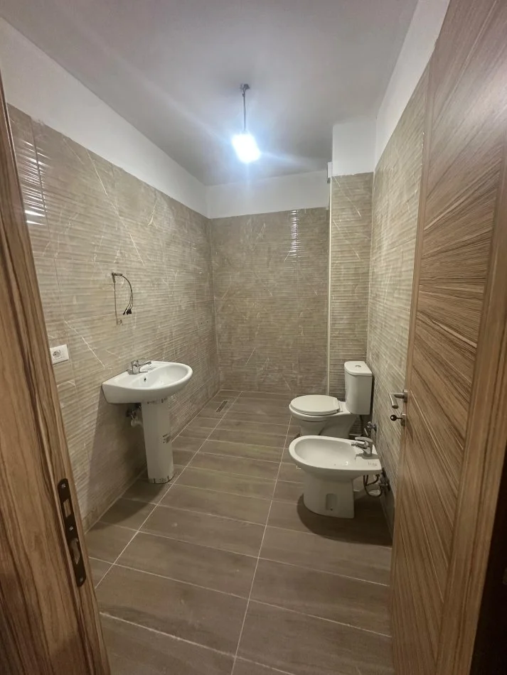 Tirane, shes apartament 2+1+Ballkon Kati 4, 120 m² 180.000 € (Rruga 5 Maji)