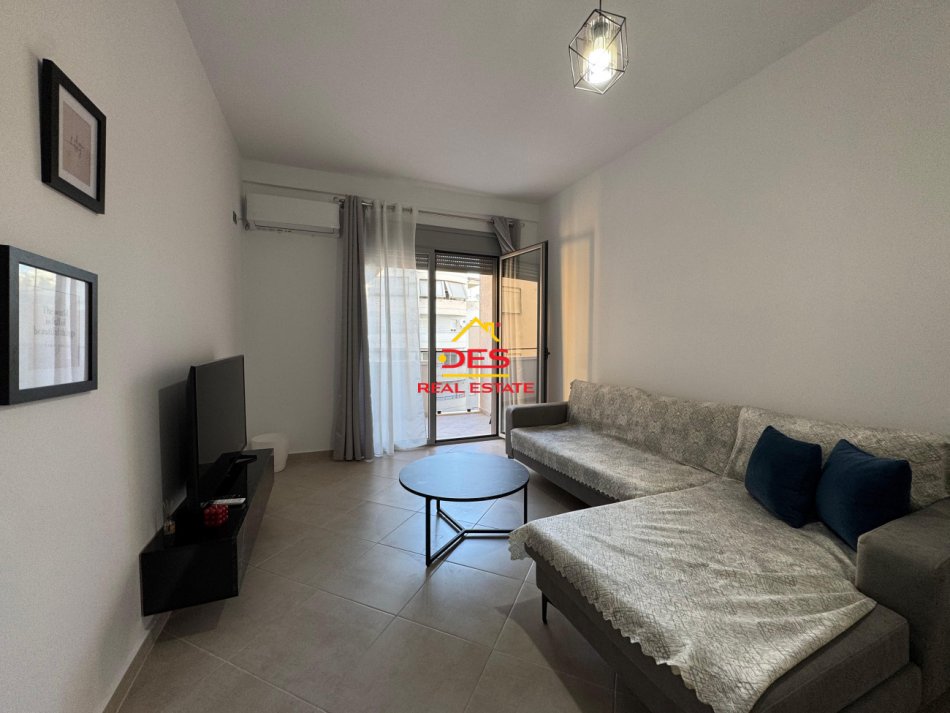 Vlore, jepet me qera apartament 1+1+Ballkon Kati 6, 70 m² 320 € (Rruga Sadik Zotaj)