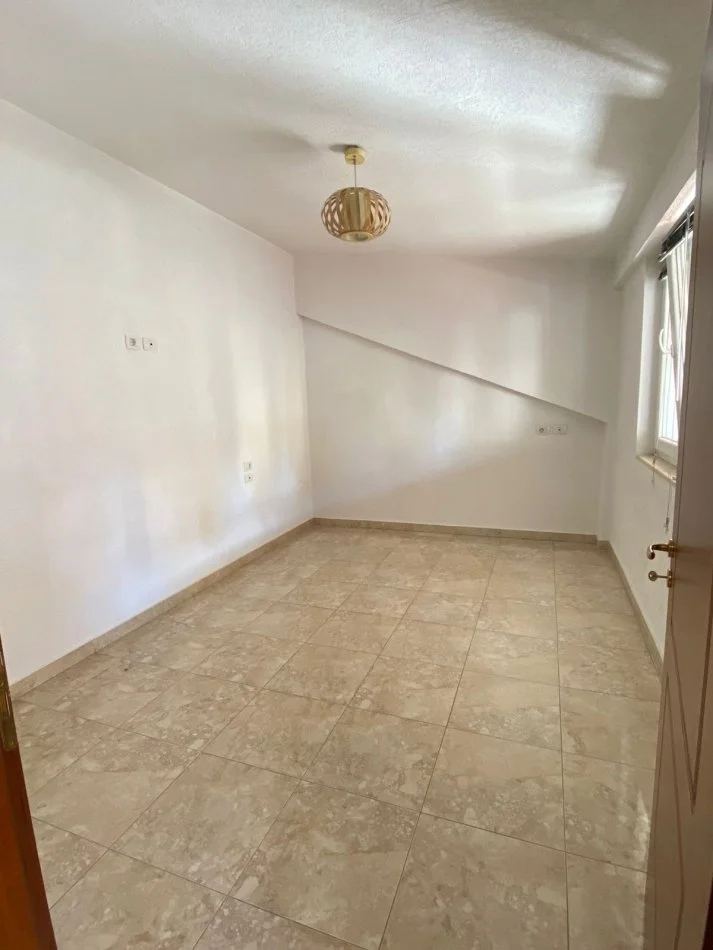 Tirane, jepet me qera apartament 3+1+Ballkon Kati 7, 310 m² 1.500 € (Liqeni i Thate)