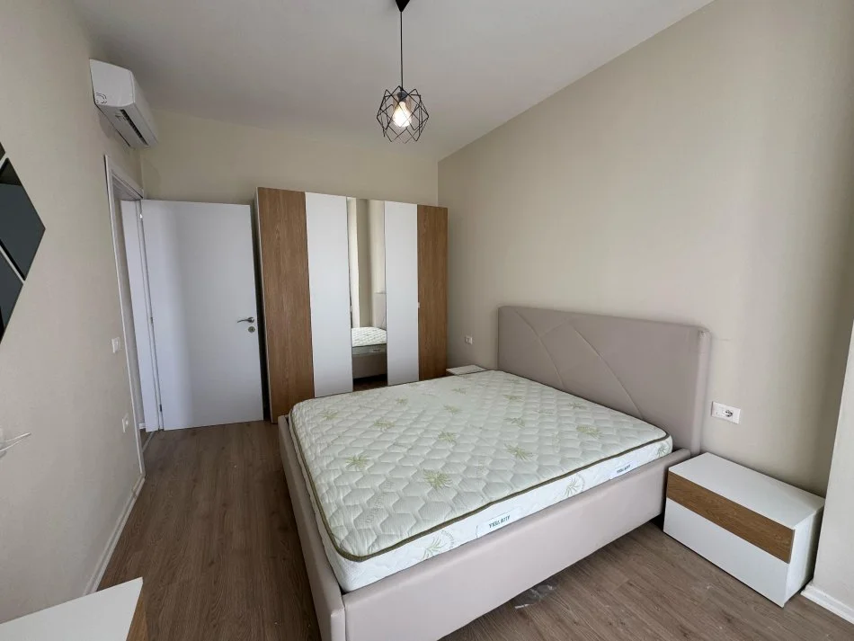 Tirane, jepet me qera apartament 1+1+Ballkon Kati 8, 65 m² 550 € (Rruga 4 deshmoret)