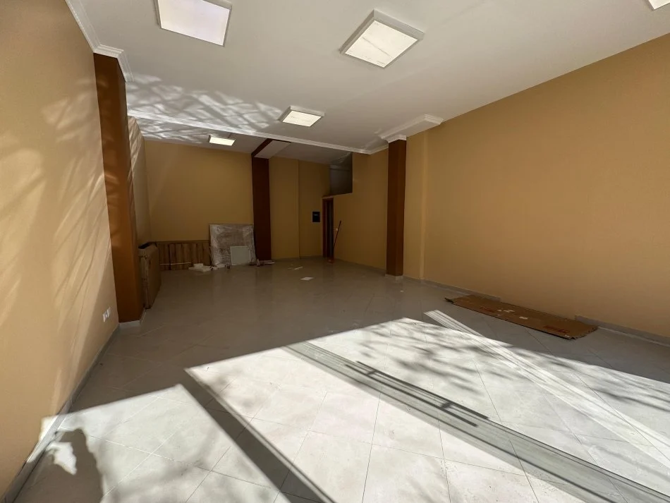 Tirane, jepet me qera ambjent biznesi Kati 0, 600 € (cerciz topulli)