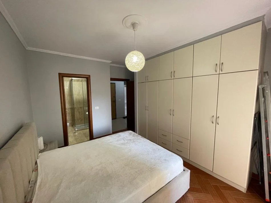 Tirane, jepet me qera apartament 2+1+Ballkon Kati 3, 90 m² 700 € (Komuna e Parisit)