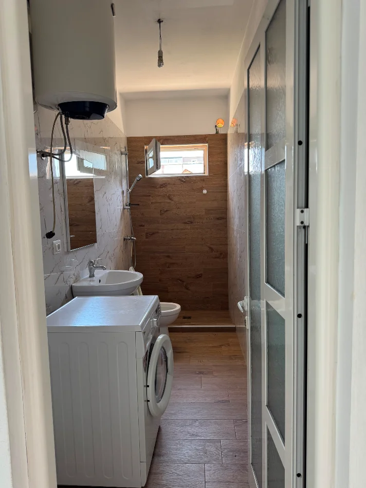 Tirane, jepet me qera apartament 1+1+Ballkon Kati 3, 60 m² 350 €