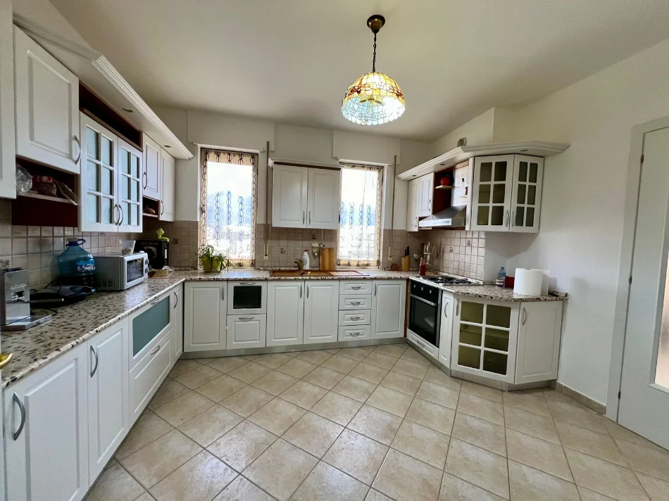 Tirane, jepet me qera apartament 2+1+Ballkon Kati 10, 140 m² 750 € (Shkolla Sami Frasheri, Rruga Barrikadave)