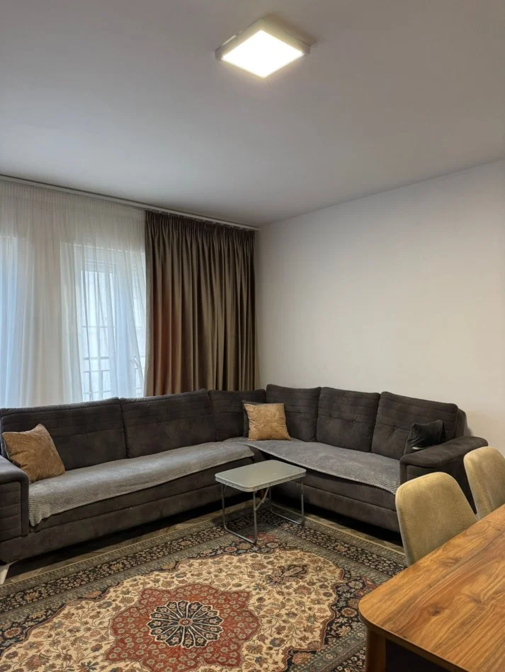 Tirane, jepet me qera apartament 1+1+Ballkon Kati 5, 65 m² 550 € (rruga 5 Maj)