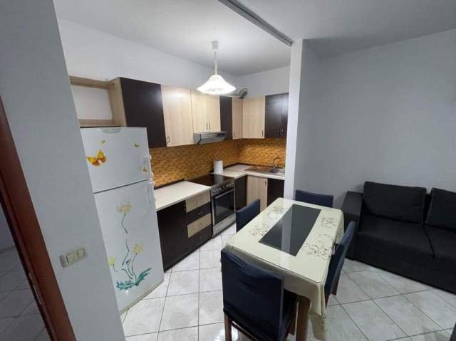 Tirane, jepet me qera apartament 1+1+BLK Kati 3, 75 m² 40.000 Leke (Laprake)