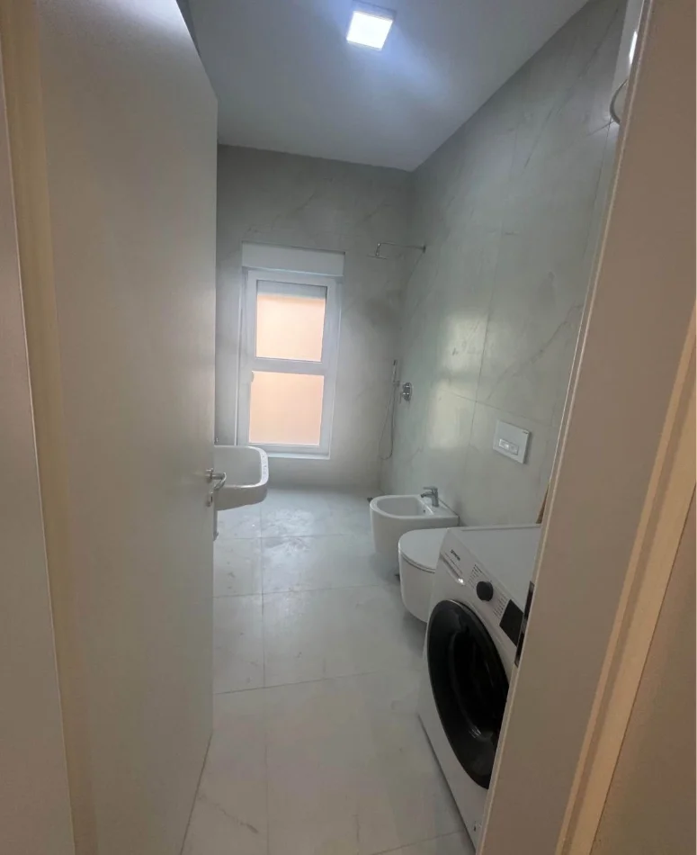 Tirane, jepet me qera apartament 1+1 Kati 3, 65 m² 500 € (Ali Demi)