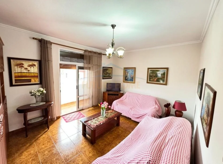 Tirane, jepet me qera apartament 2+1 Kati 4, 75 m² 500 € (Shkolla e Kuqe)