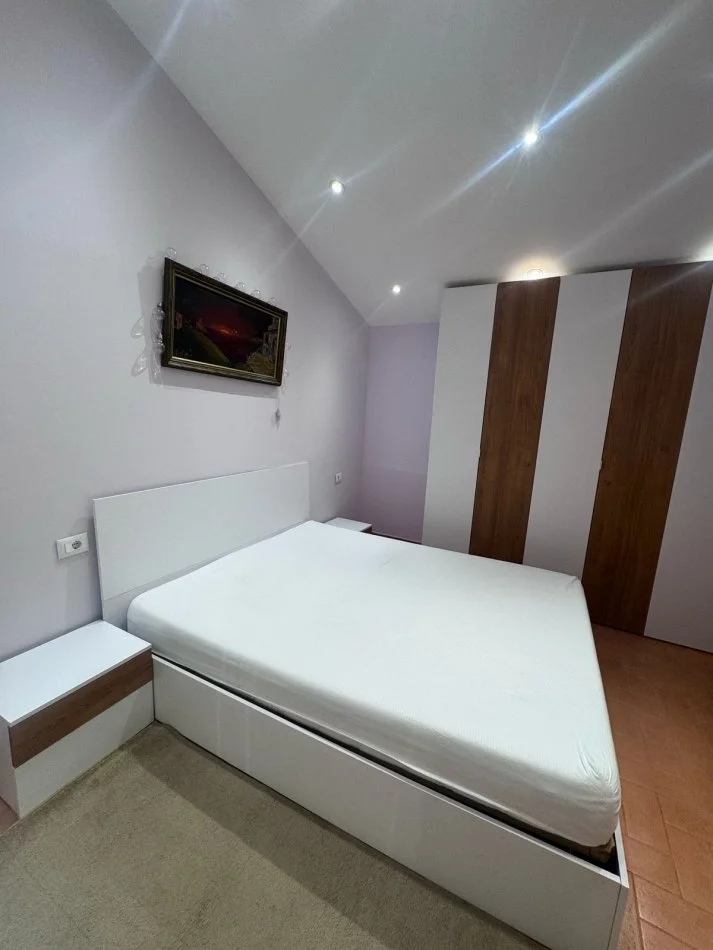 Tirane, jepet me qera shtepi 2+1+Aneks+Ballkon Kati 2, 120 m² 600 € (rruga Myslym Shyr)