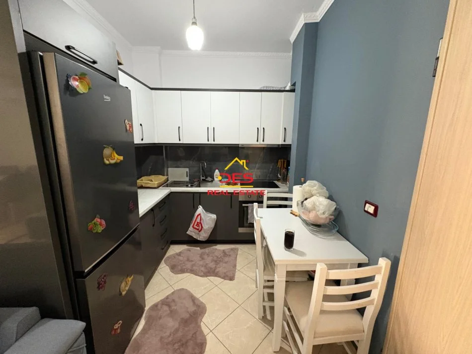 Vlore, jepet me qera apartament 1+1+Ballkon Kati 3, 70 m² 350 € (Rruga Murat Tërbaçi)