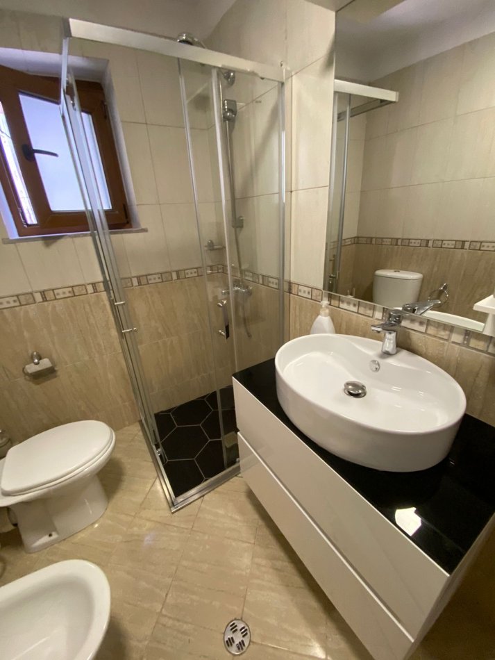 Tirane, jepet me qera apartament 1+1+Ballkon Kati 1, 65 m² 600 € (Myslym Shyri te karburant kastrati afer shkolles Faik Konica)