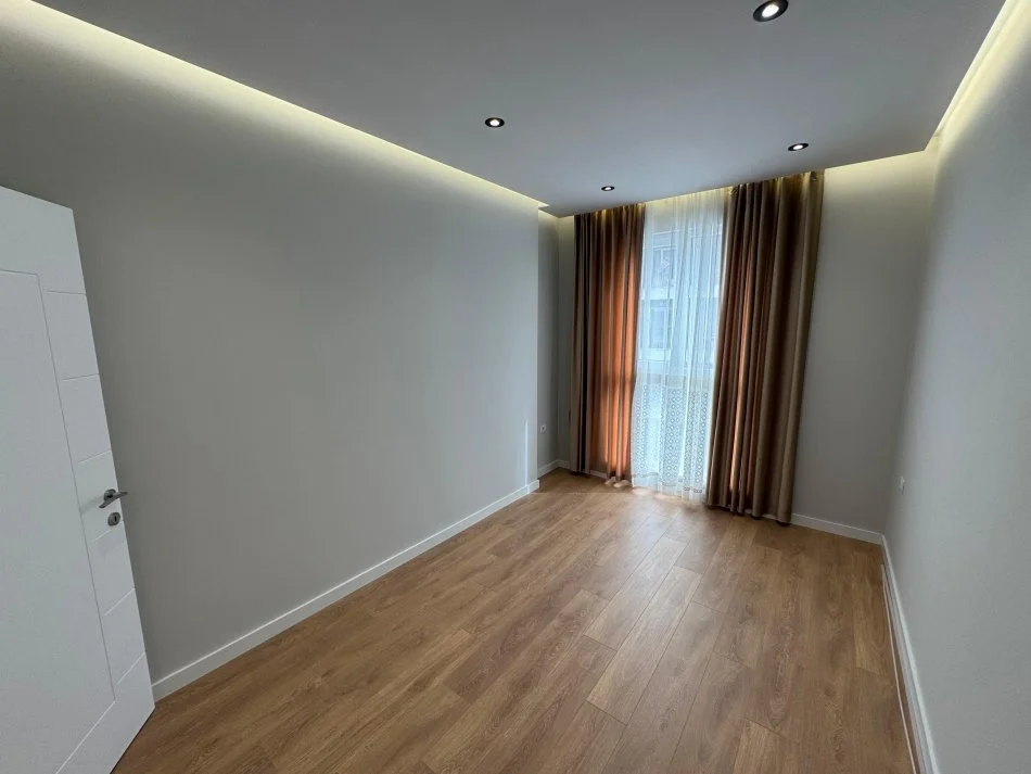 Tirane, jepet me qera apartament 3+1 Kati 6, 120 m² 650 € (Univers City)