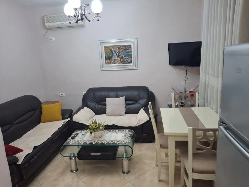Tirane, jepet me qera apartament 1+1+Ballkon Kati 1, 60 m² 400 € (Medreseja)