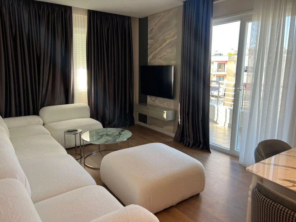 Tirane, jepet me qera apartament 2+1+Ballkon Kati 5, 110 m² 1.300 € (Rruga haxhi kika)