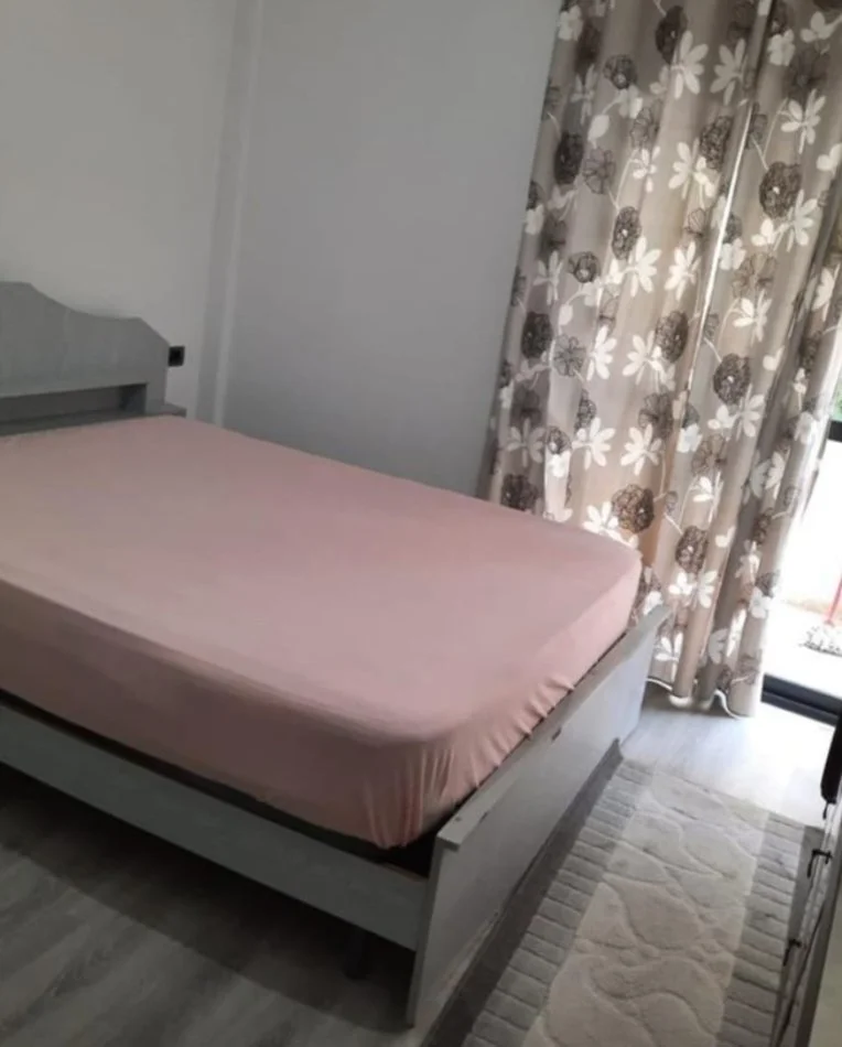 Tirane, jepet me qera apartament 2+1+Ballkon Kati 1, 100 m² 400 € (Xhamlliku)