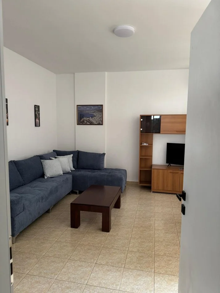 Tirane, jepet me qera apartament 1+1+Ballkon Kati 2, 65 m² 450 € (rruga 5 Maj)