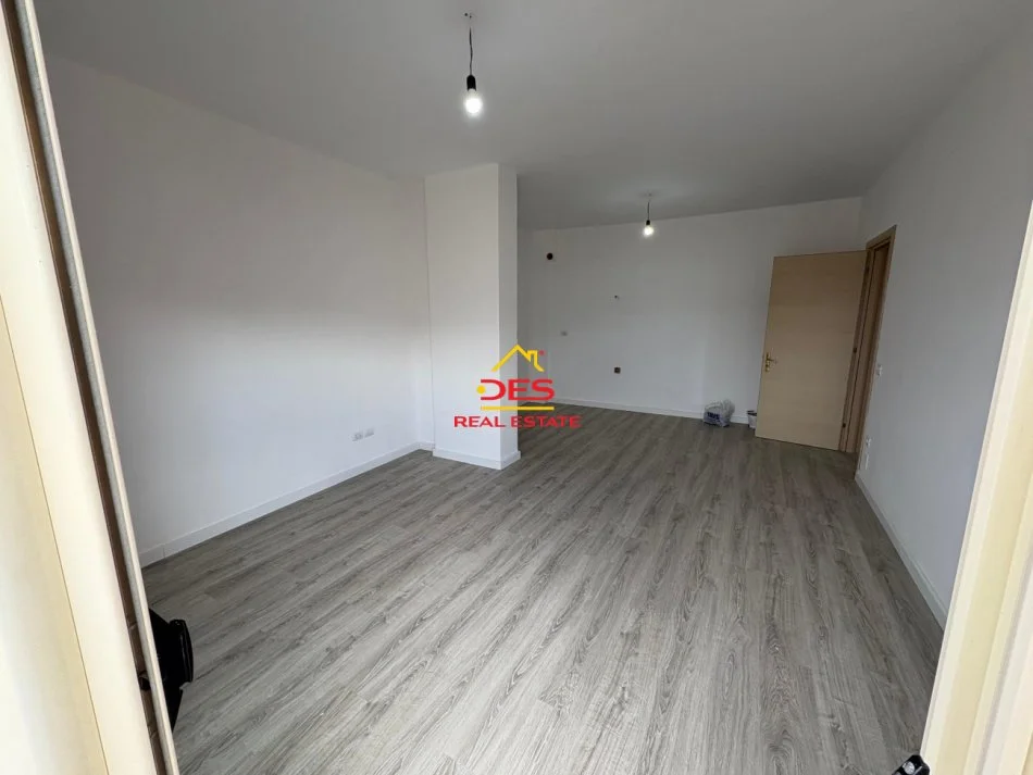 Vlore, shitet apartament 1+1+Ballkon Kati 5, 84 m² 98.000 € (Rruga Sulejman Delvina)