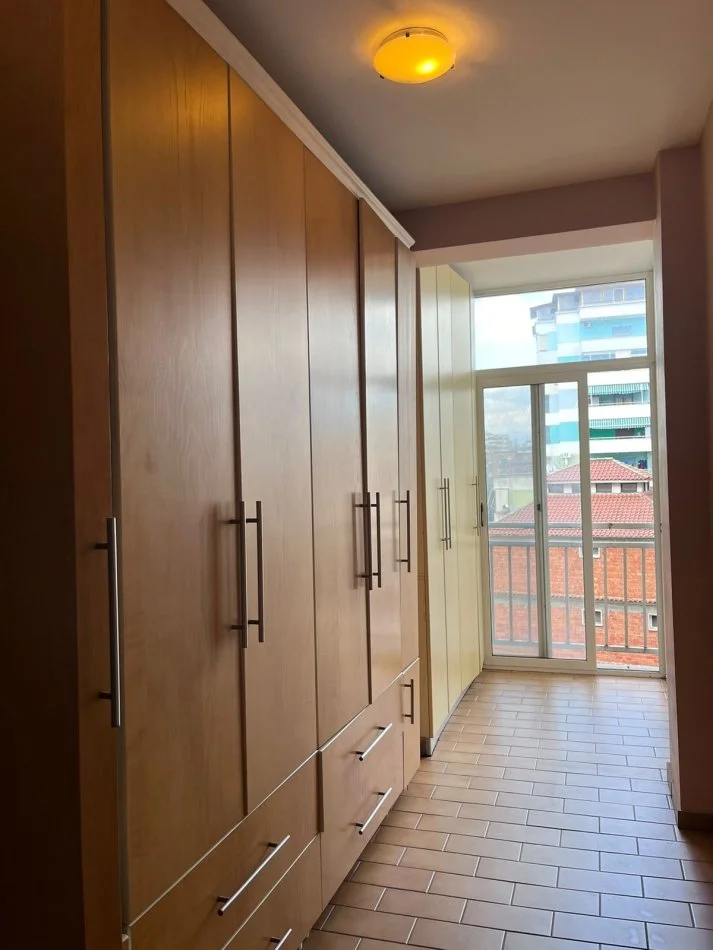 Tirane, jepet me qera apartament 2+1+Ballkon Kati 5, 120 m² 800 € (Rruga e Elbasanit)