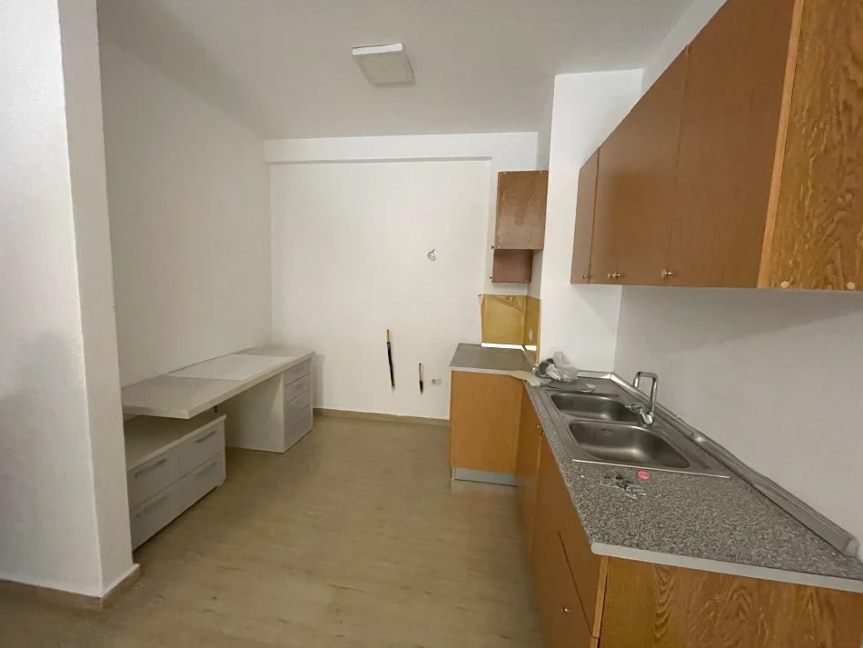 Tirane, jepet me qera apartament 1+1+Aneks Kati 4, 66 m² 330 € (FRESKU)