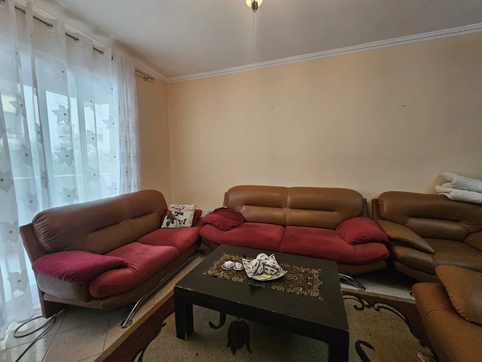 Tirane, jepet me qera apartament 2+1+Ballkon Kati 2, 100 m² 450 € (Yzberisht, Nela 3)