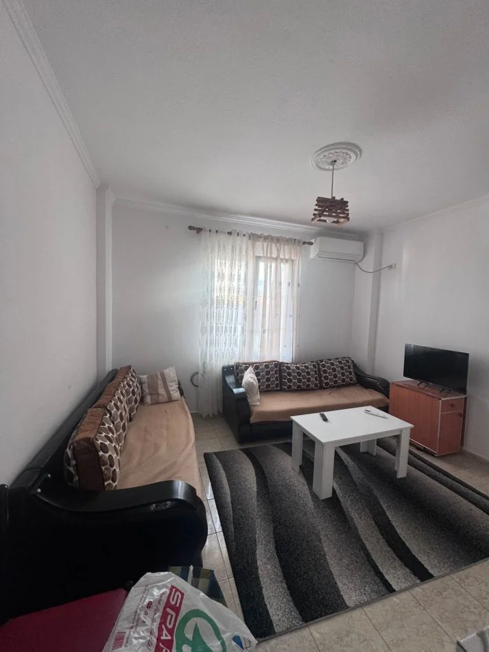 Tirane, jepet me qera apartament 1+1+Ballkon Kati 4, 65 m² 350 € (rruga 5 Maj)