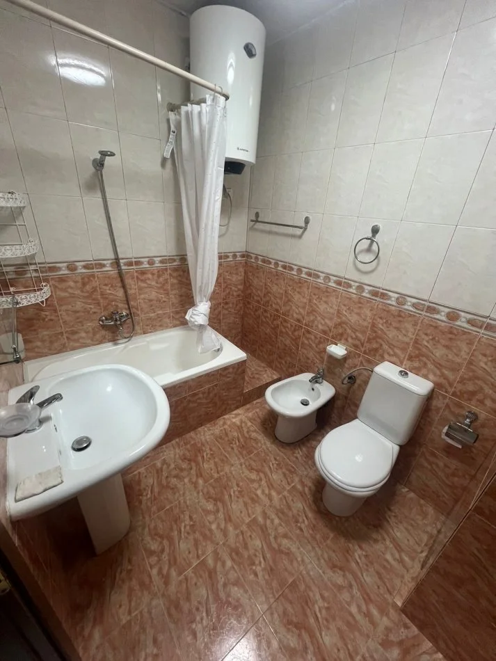 Tirane, jepet me qera apartament 1+1 Kati 3, 70 m² 650 € (Komuna Parisit)