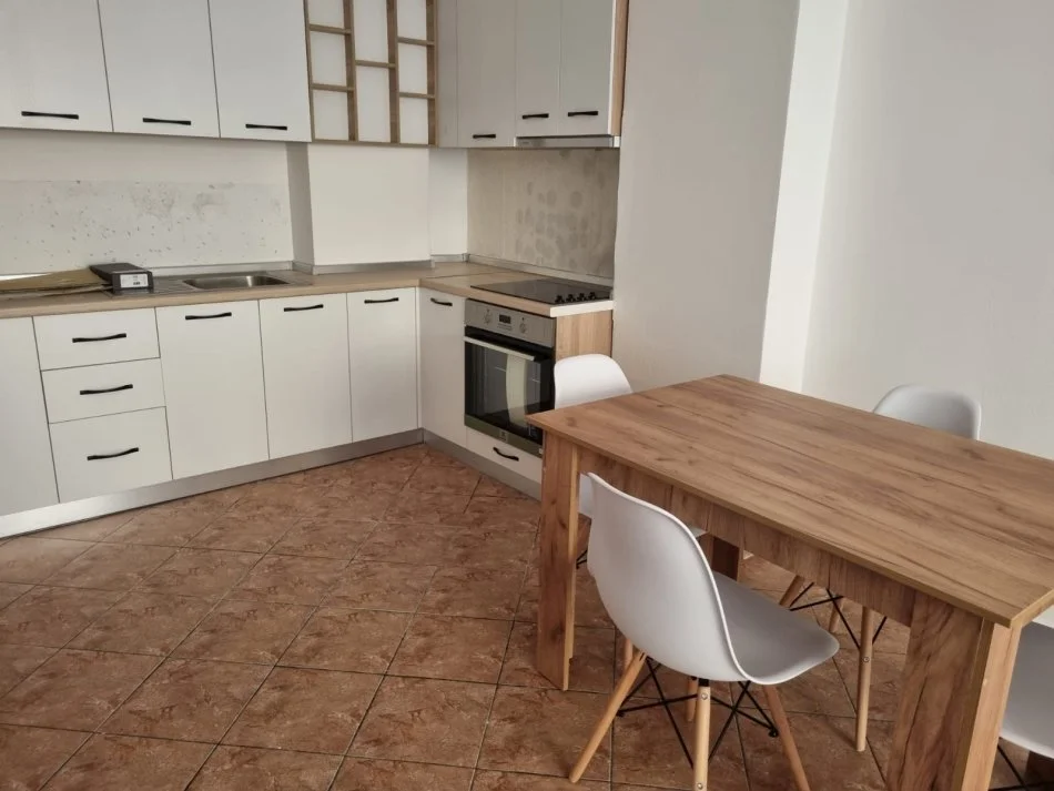 Tirane, jepet me qera apartament 2+1+Ballkon Kati 5, 87 m² 480 € (Teodor Keko)