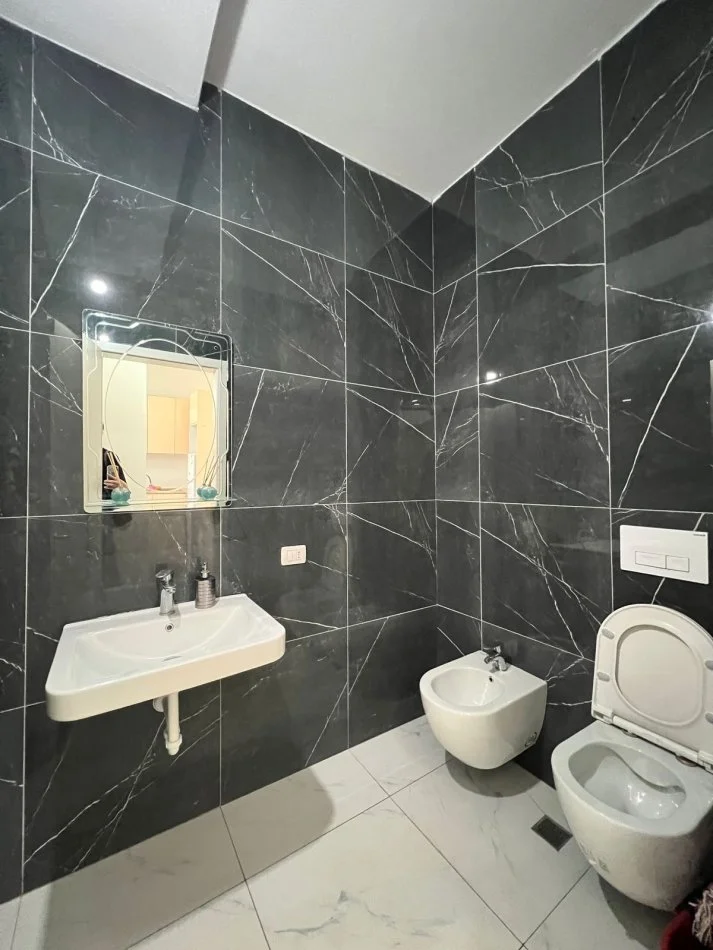 Tirane, jepet me qera apartament 1+1+Ballkon Kati 11, 69 m² 550 € (21 Dhjetori Kompleks Kotorri)