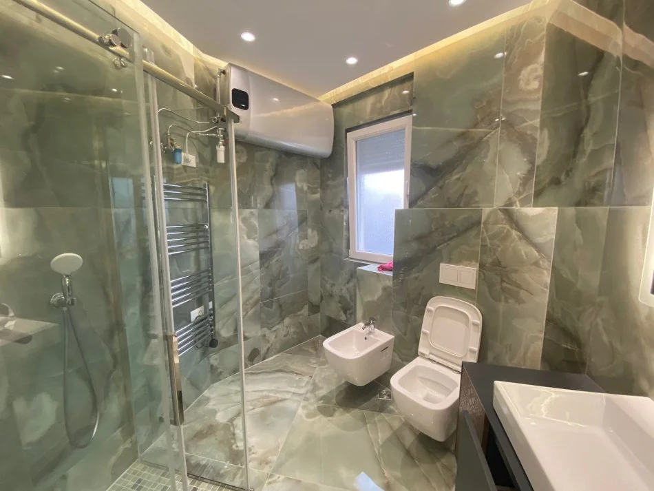 Tirane, jepet me qera zyre Kati 7, 104 m² 1.000 € (RRUGA MINE PEZA)