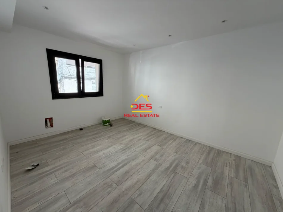 Vlore, shitet shtepi 2+1 Kati 0, 152 m² 370.000 € (Rruga Dush Strati)