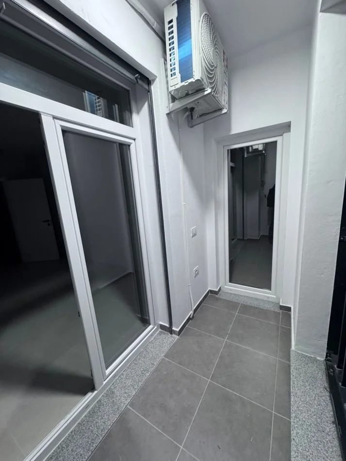 Tirane, jepet me qera apartament 1+1+Ballkon Kati 7, 70 m² 400 € (Rruga 5 maji)
