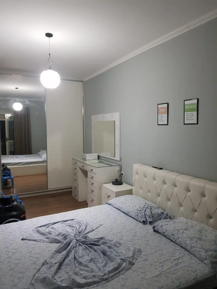 Tirane, jepet me qera apartament 2+1+Ballkon ,