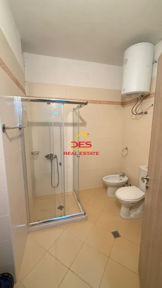 Vlore, jepet me qera apartament 1+1+Ballkon Kati 11, 70 m² 400 € (Rruga Shaban Demiraj)