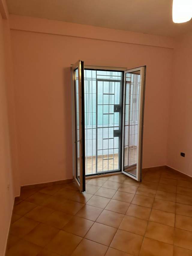 Tirane, jepet me qera apartament 2+1+BLK Kati 2, 88 m² 500 Euro (prane Kristal Center)