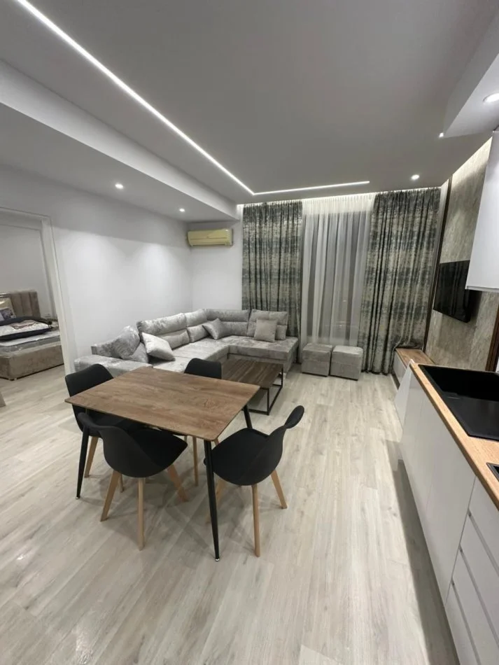 Tirane, jepet me qera apartament 1+1+Ballkon Kati 1, 70 m² 700 € 